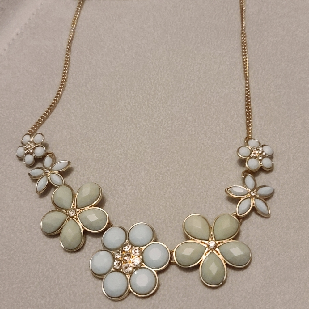 Blue tone flowers statement necklace from Claire's - Picture 3 of 3
